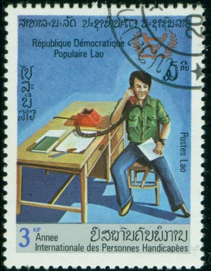 LAOS. chybné zobrazení. k mezinárodnímu roku invalidů je vyobrazena i invalidní židle, které chybí nohy